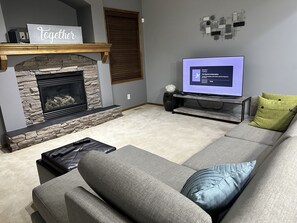 Een smart-tv, een open haard en een kantoor