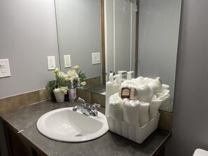 Ducha, artículos de higiene personal gratuitos y secador de pelo