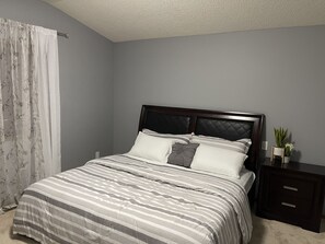 3 Schlafzimmer, Schreibtisch, schallisolierte Zimmer