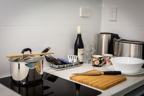 Private kitchen - Lovely Studio Apartment in Downtown Albany (Albany)