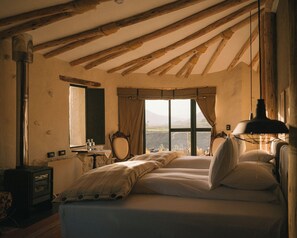 Ropa de cama hipoalergénica y caja de seguridad en la habitación 