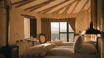 Ropa de cama hipoalergénica y caja de seguridad en la habitación