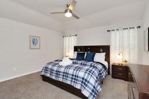 3 bedrooms, iron/ironing board, travel crib, WiFi - Rammies 3 bedroom Home W/Pool Access (Fulshear)
