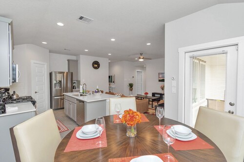 Rammies 3 bedroom Home W/Pool Access