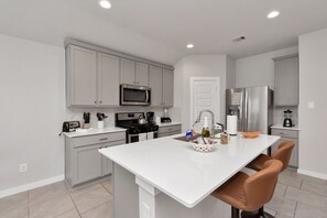 Kylskåp, mikrovågsugn, ugn och spishäll