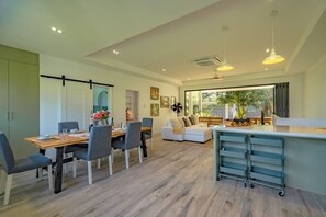 Dining - Wake Up to Wonder: Luxurious 4-BR Villa & Majestic Views (Tambon Rawai)