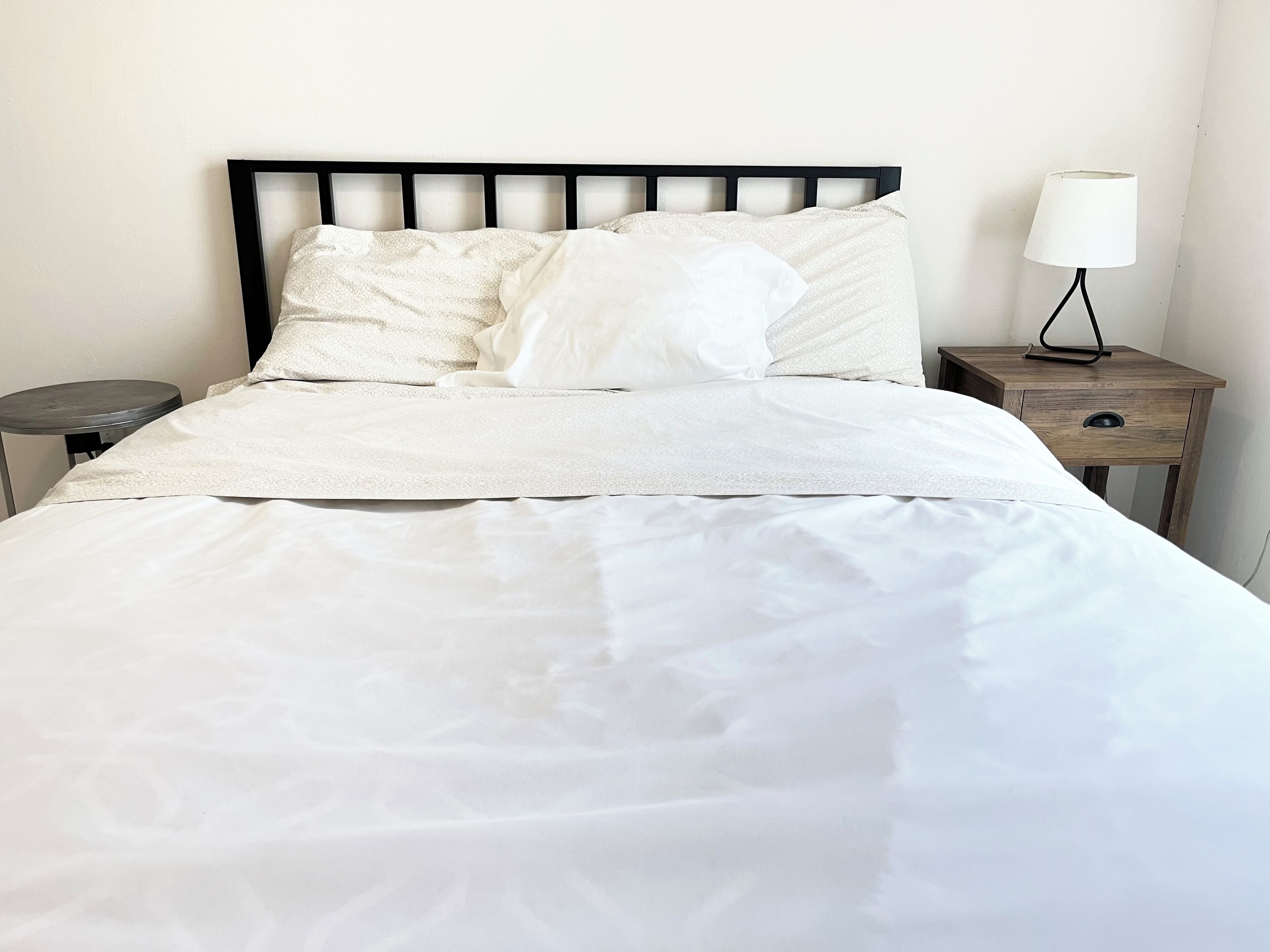 3 chambres, bureau, fer et planche à repasser, lit parapluie