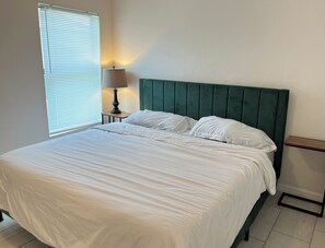 3 bedrooms, desk, iron/ironing board, travel cot - New full size 3 bed 2 bath & Full Kitchen Home (Cape Coral)
