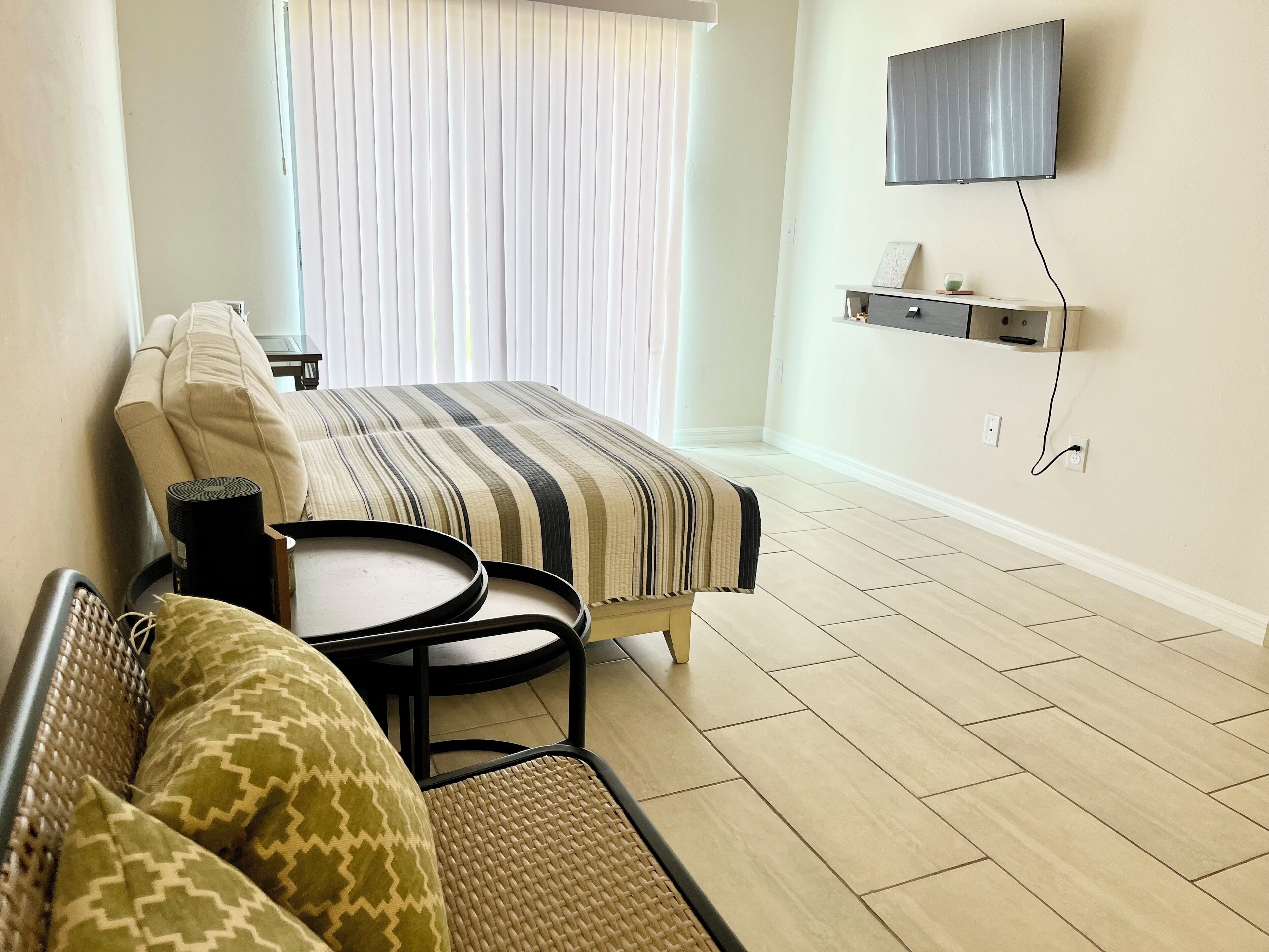 3 camere, una scrivania, ferro/asse da stiro, culla da viaggio