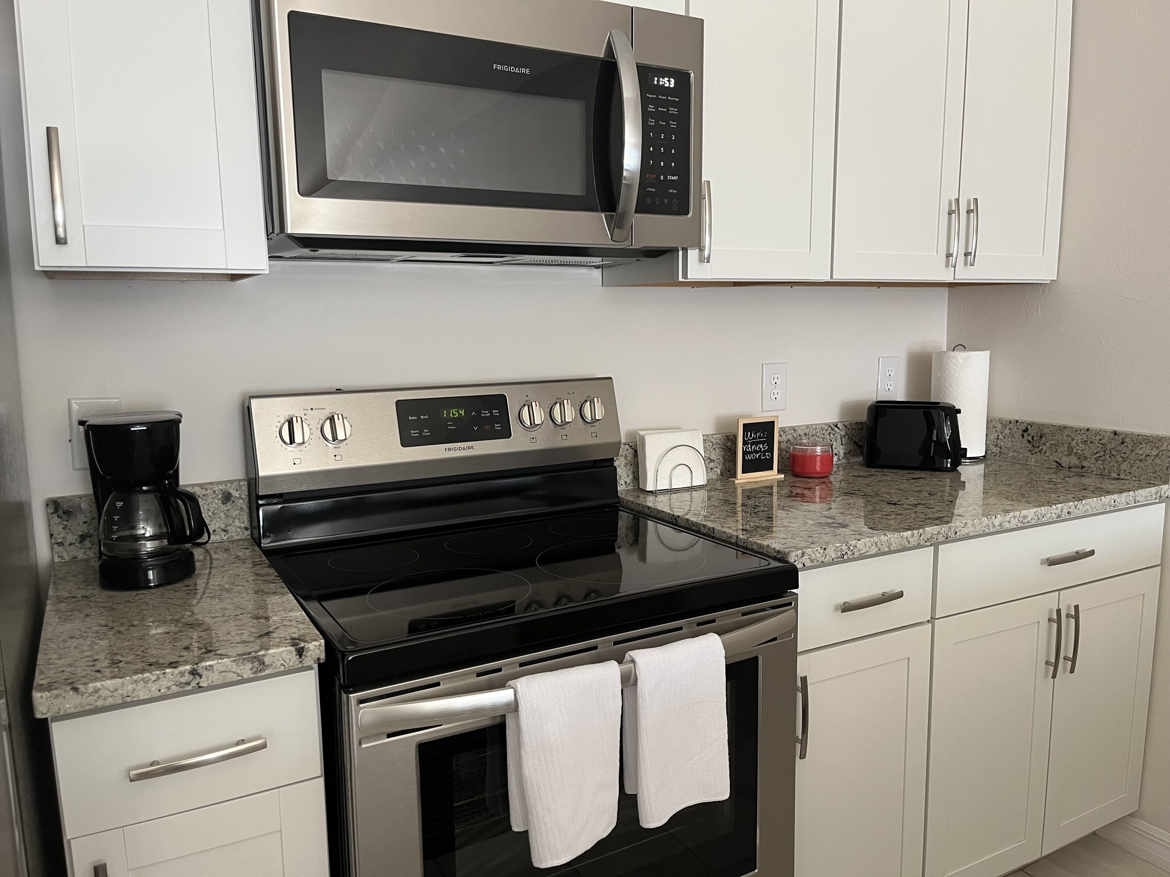 Frigorifero, microonde, forno, piano cottura