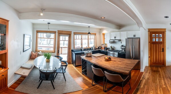 Een koelkast, een oven, een kookplaat, een vaatwasser