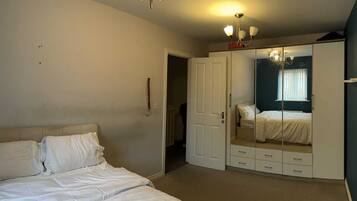 3 bedrooms, iron/ironing board, WiFi, bed sheets