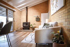 Interior - Stylish home to accommodate everyone. Only minutes away from town centre. (Esperance)