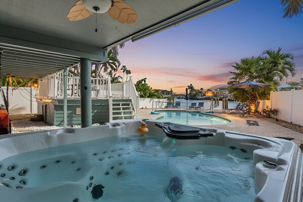 Terrace/patio - Waterfront Indian Rocks Beach Gem-5 min walk to beach, heated pool/ hot tub/ gym (Indian Rocks Beach)