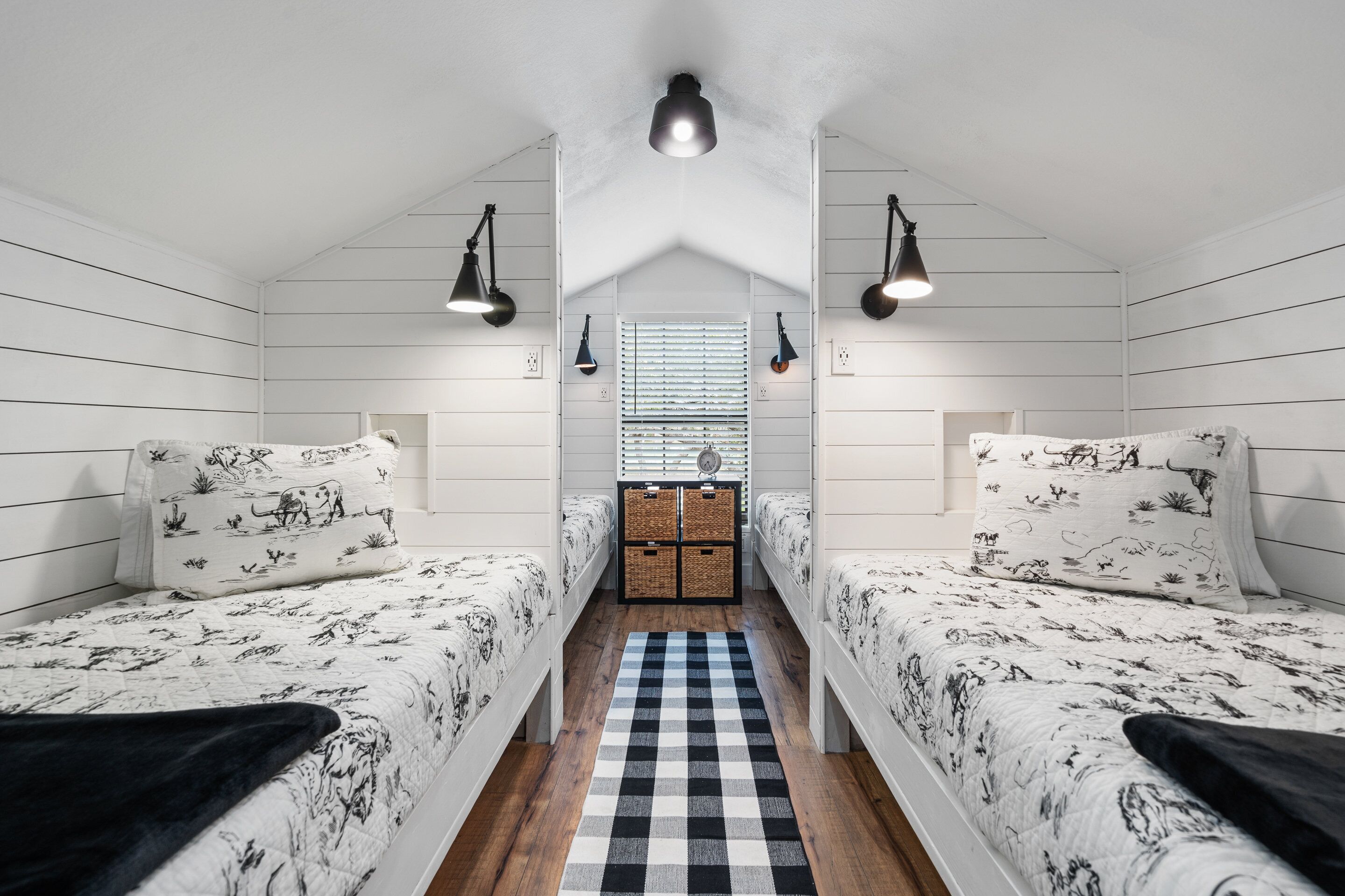 5 slaapkamers, een bureau, een strijkplank/strijkijzer, wifi