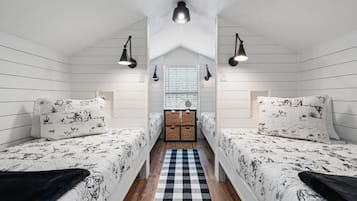 5 slaapkamers, een bureau, een strijkplank/strijkijzer, wifi
