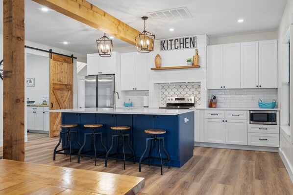 Refrigerador, microondas, horno y parrilla de estufa 