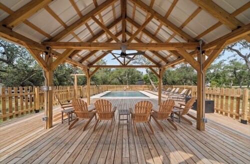Relaxing family friendly farmhouse minutes from the shops at Wimberley square! 