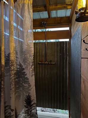 Bruser, miljøvenlige toiletartikler, hårtørrer, håndklæder
