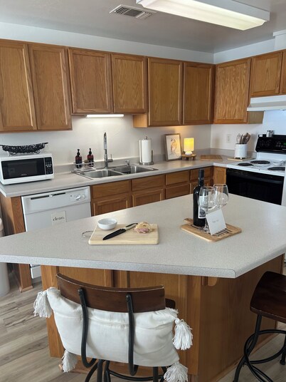 Elegant French Country Cottage Charm Garage cable, parking & pet friendly