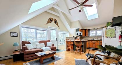 Bright Alpine Suite Near Sugarbush & Mad River Glen • Walk to Blueberry Lake