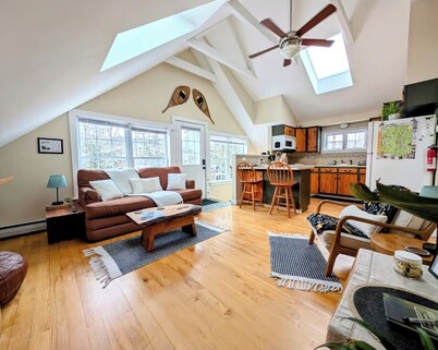 Bright Alpine Suite Near Sugarbush & Mad River Glen • Walk to Blueberry Lake