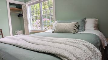 1 bedroom, travel cot, free WiFi, bed sheets