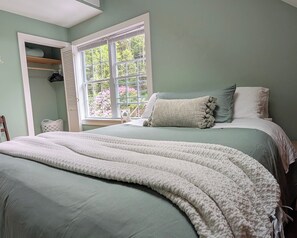1 bedroom, travel cot, free WiFi, bed sheets