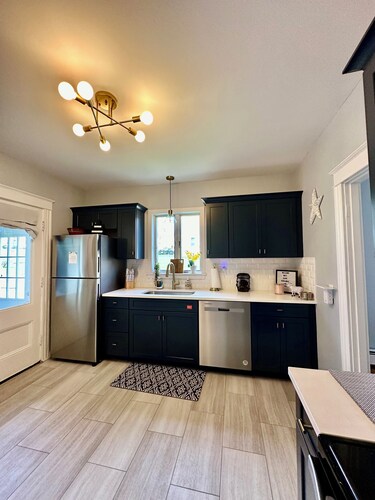 Recently totally renovated duplex located 5 minutes from Downtown Bristol.