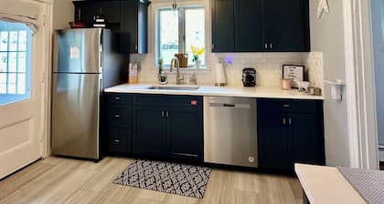 Recently totally renovated duplex located 5 minutes from Downtown Bristol.