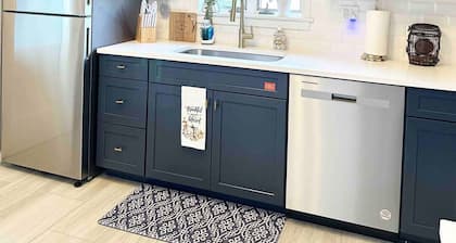 Recently totally renovated duplex located 5 minutes from Downtown Bristol.