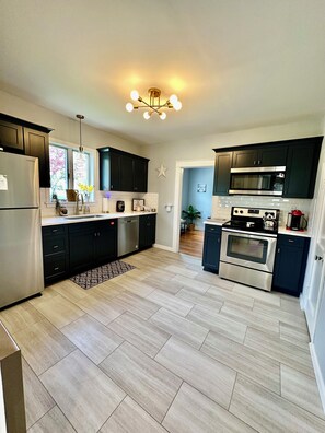 Jääkaappi, mikroaaltouuni, uuni, liesi