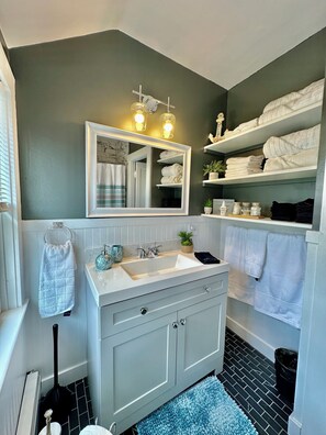 Asciugacapelli, asciugamani, sapone, shampoo