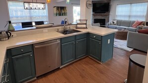 Interior - 5 BR - 3 BA <2 Primary BR> SLEEPS 10 - 3 Pools - Linens & Bath Towels Provided (Rehoboth Beach)