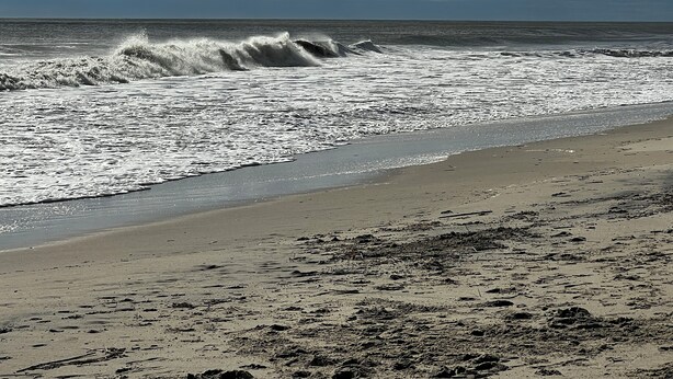 A beach with waves crashing onto the shore, a clear sky, and a sandy beach. - 5 BR - 3 BA <2 Primary BR> SLEEPS 10 - 3 Pools - Linens & Bath Towels Provided (Rehoboth Beach)