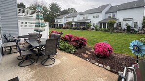A patio with outdoor furniture and a view of a row of houses. - 5 BR - 3 BA <2 Primary BR> SLEEPS 10 - 3 Pools - Linens & Bath Towels Provided (Rehoboth Beach)