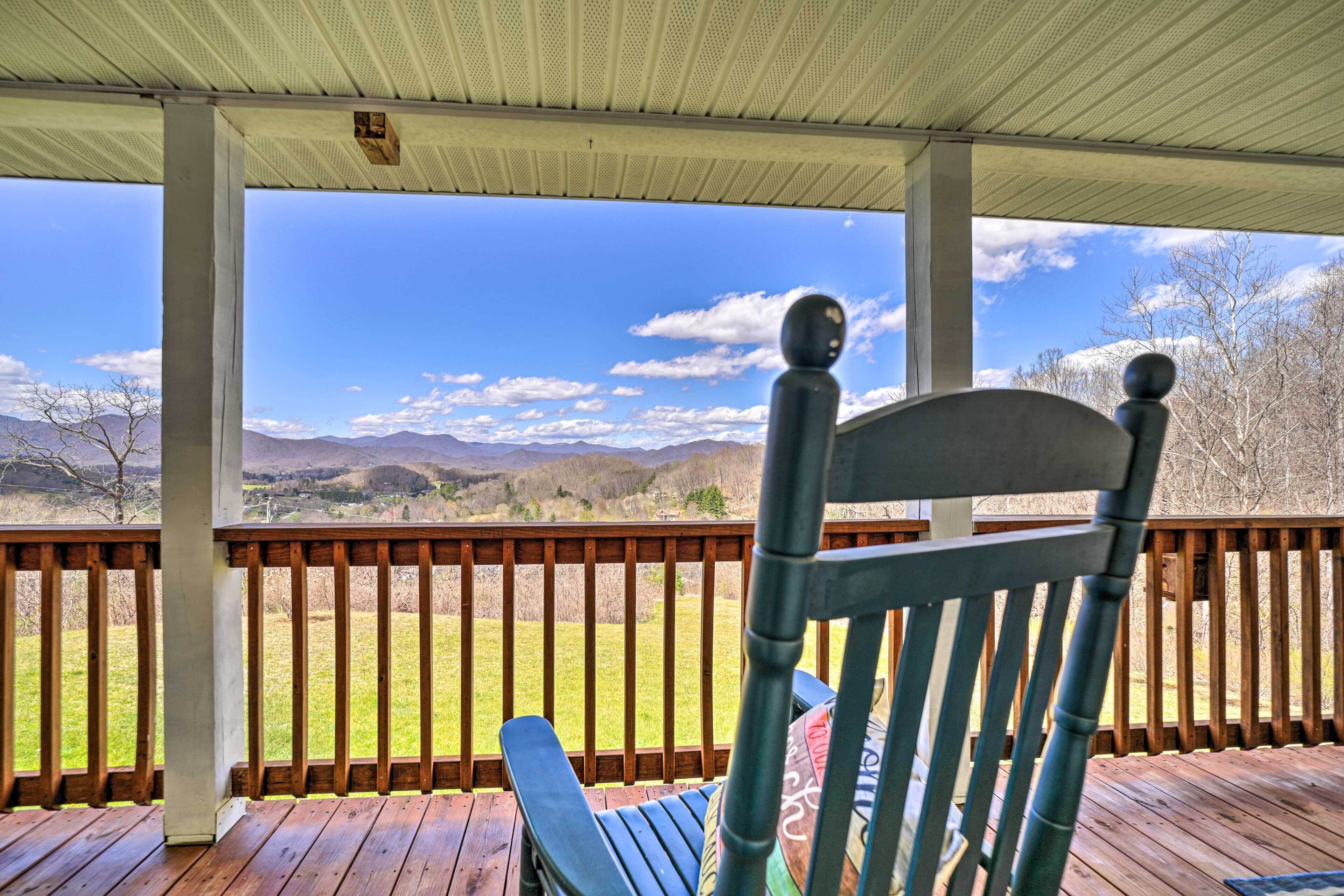 Gaddy Heights Getaway-Spacious Home w/Spectacular Views!