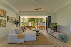 Smart TV - Escape to Serenity: Your Dreamy 4-BR Mountain View Getaway (Tambon Rawai)