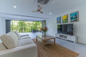 Smart TV - Escape to Serenity: Your Dreamy 4-BR Mountain View Getaway (Tambon Rawai)