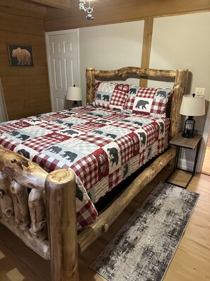 4 bedrooms, desk, iron/ironing board, free WiFi - The spacious Dream Road Escape cabin & Hot tub (Hendersonville)