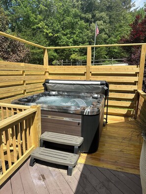 Outdoor spa tub - The spacious Dream Road Escape cabin & Hot tub (Hendersonville)