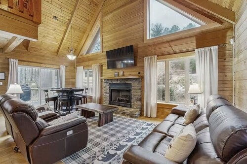 The spacious Dream Road Escape cabin & Hot tub