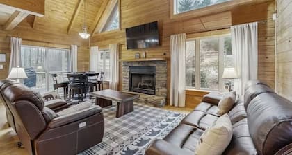 The spacious Dream Road Escape cabin & Hot tub