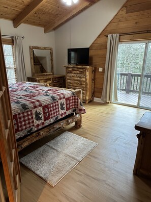 4 bedrooms, desk, iron/ironing board, free WiFi - The spacious Dream Road Escape cabin & Hot tub (Hendersonville)