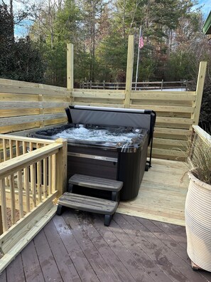 Outdoor spa tub - The spacious Dream Road Escape cabin & Hot tub (Hendersonville)