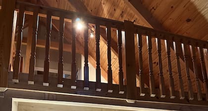 The spacious Dream Road Escape cabin & Hot tub