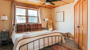 5 bedrooms, desk, free WiFi, bed sheets