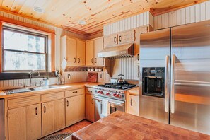 Wasserkocher mit Kaffee-/Teezubehör, Kühlschrank, Mikrowelle, Ofen
