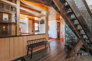 Ein Holzinnenraum mit einer Bank, einer Treppe und einem Schild an der Wand.