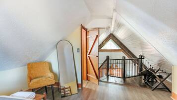 5 bedrooms, desk, free WiFi, bed sheets